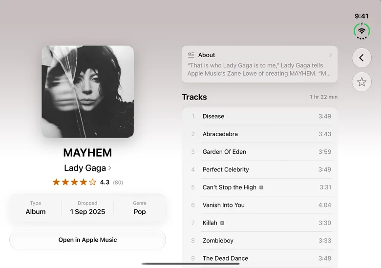 Eine Release-Seite und ihre Titelliste nebeneinander auf dem Innendisplay des iPhone Duo
